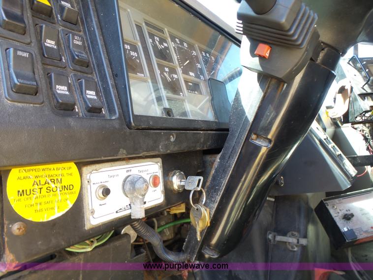 image for item L6061 2002 International 4900 dump truck