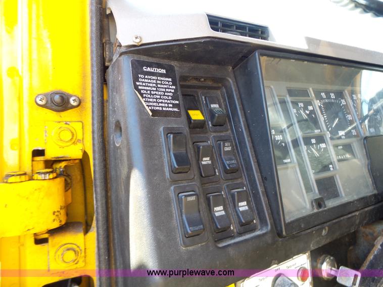 image for item L6061 2002 International 4900 dump truck