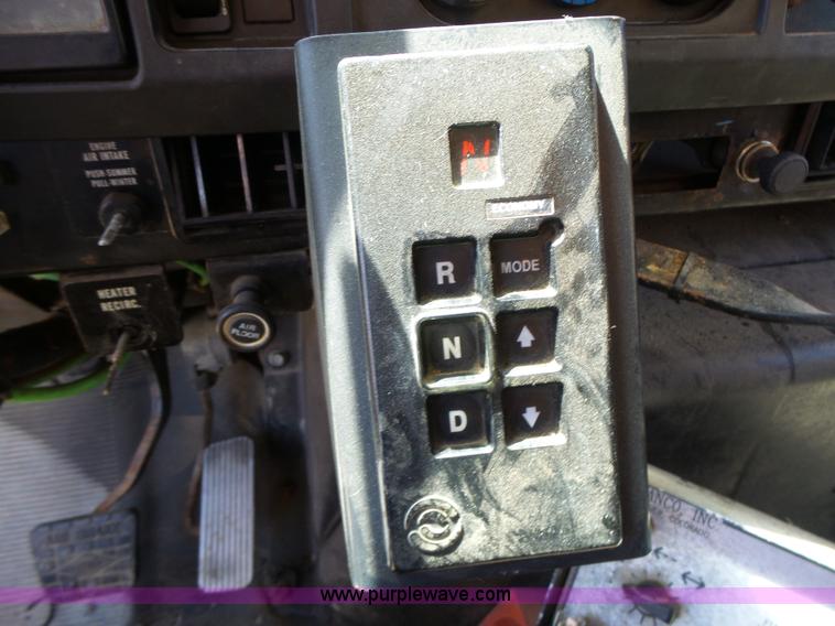 image for item L6061 2002 International 4900 dump truck