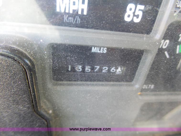 image for item L6061 2002 International 4900 dump truck