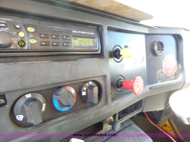 image for item L6061 2002 International 4900 dump truck