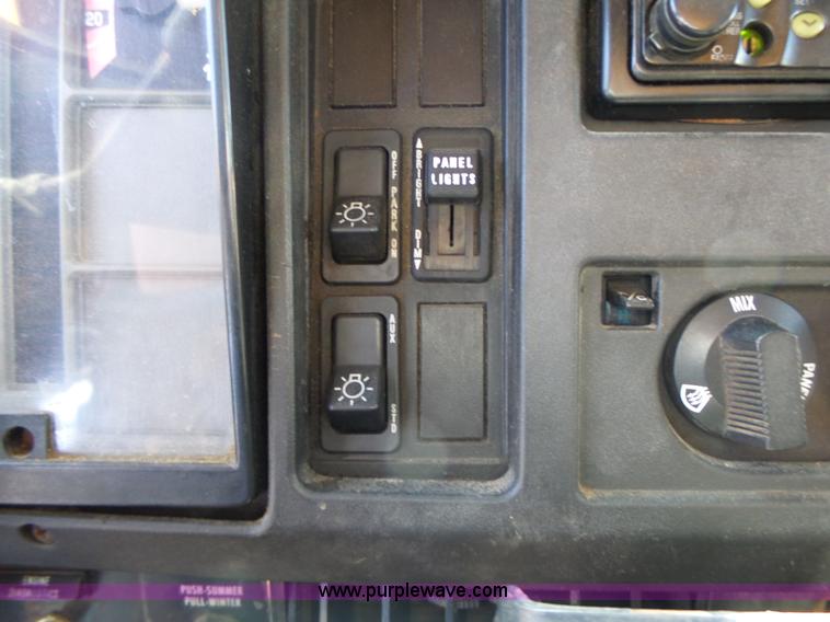 image for item L6061 2002 International 4900 dump truck