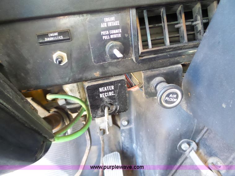 image for item L6061 2002 International 4900 dump truck