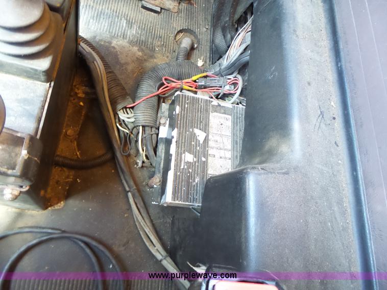 image for item L6061 2002 International 4900 dump truck