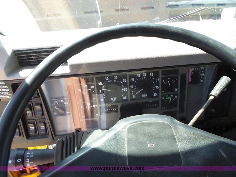 image for item L6061 2002 International 4900 dump truck