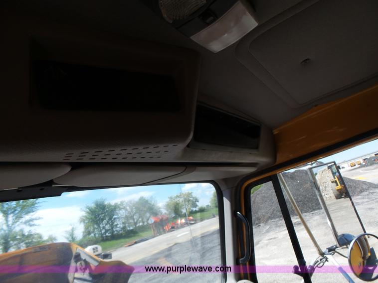 image for item L6061 2002 International 4900 dump truck