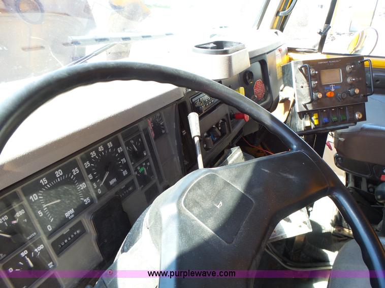 image for item L6061 2002 International 4900 dump truck