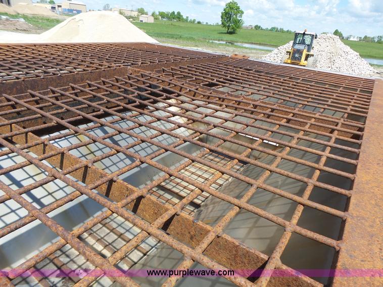 image for item L6061 2002 International 4900 dump truck