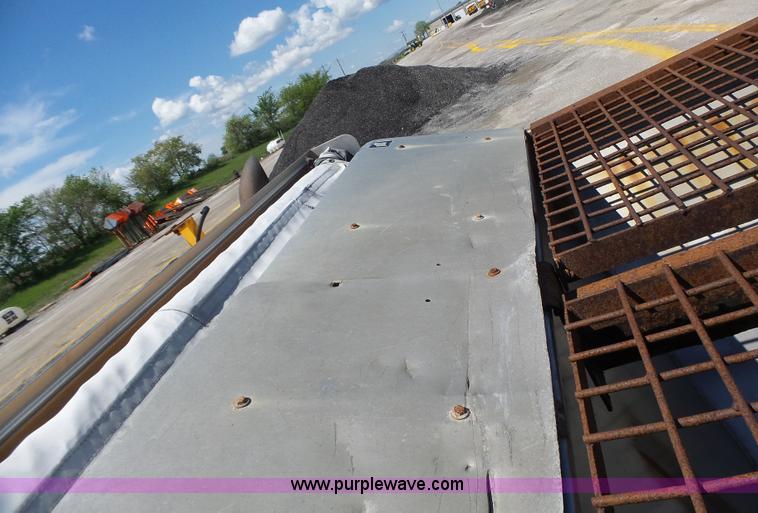 image for item L6061 2002 International 4900 dump truck