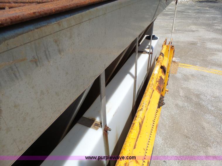 image for item L6061 2002 International 4900 dump truck