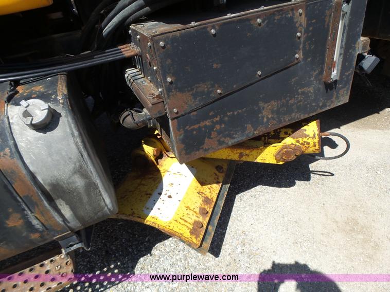 image for item L6062 2002 International F2554 dump truck