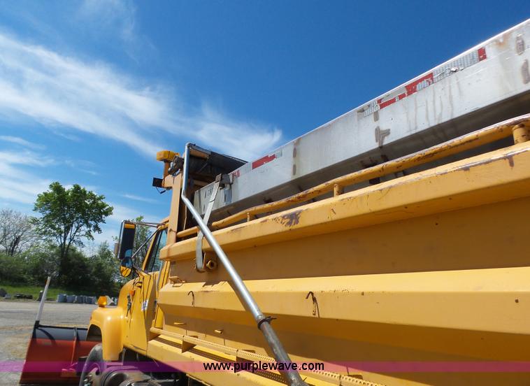 image for item L6062 2002 International F2554 dump truck