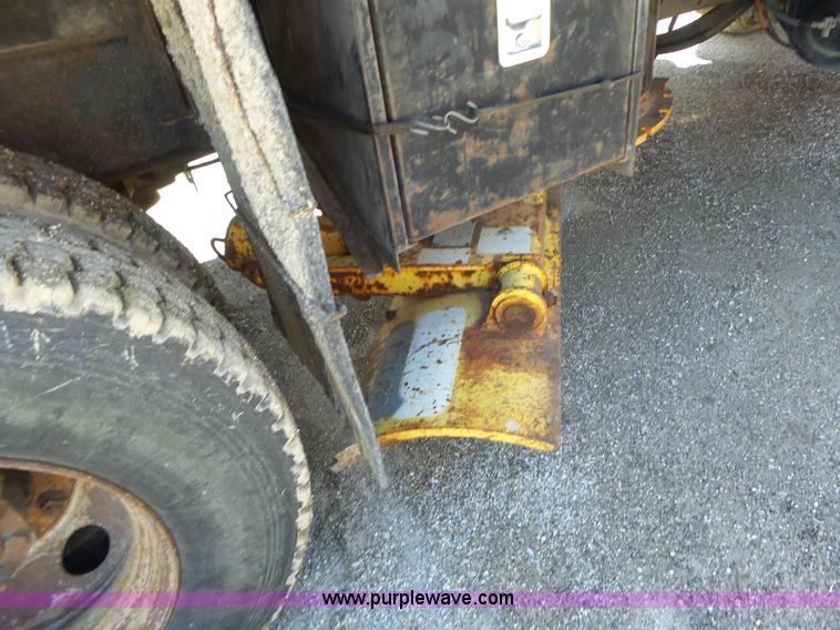 image for item L6062 2002 International F2554 dump truck