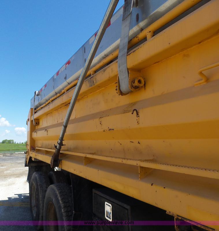 image for item L6062 2002 International F2554 dump truck