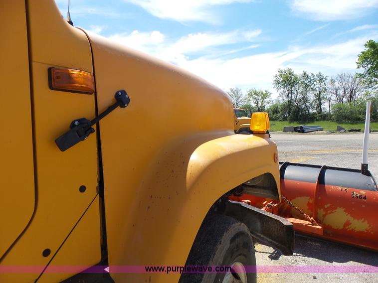 image for item L6062 2002 International F2554 dump truck