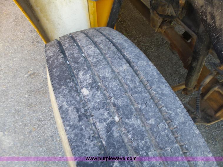 image for item L6340 1992 Ford B700 school bus