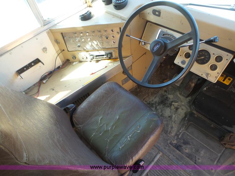 image for item L6340 1992 Ford B700 school bus