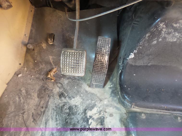 image for item L6340 1992 Ford B700 school bus