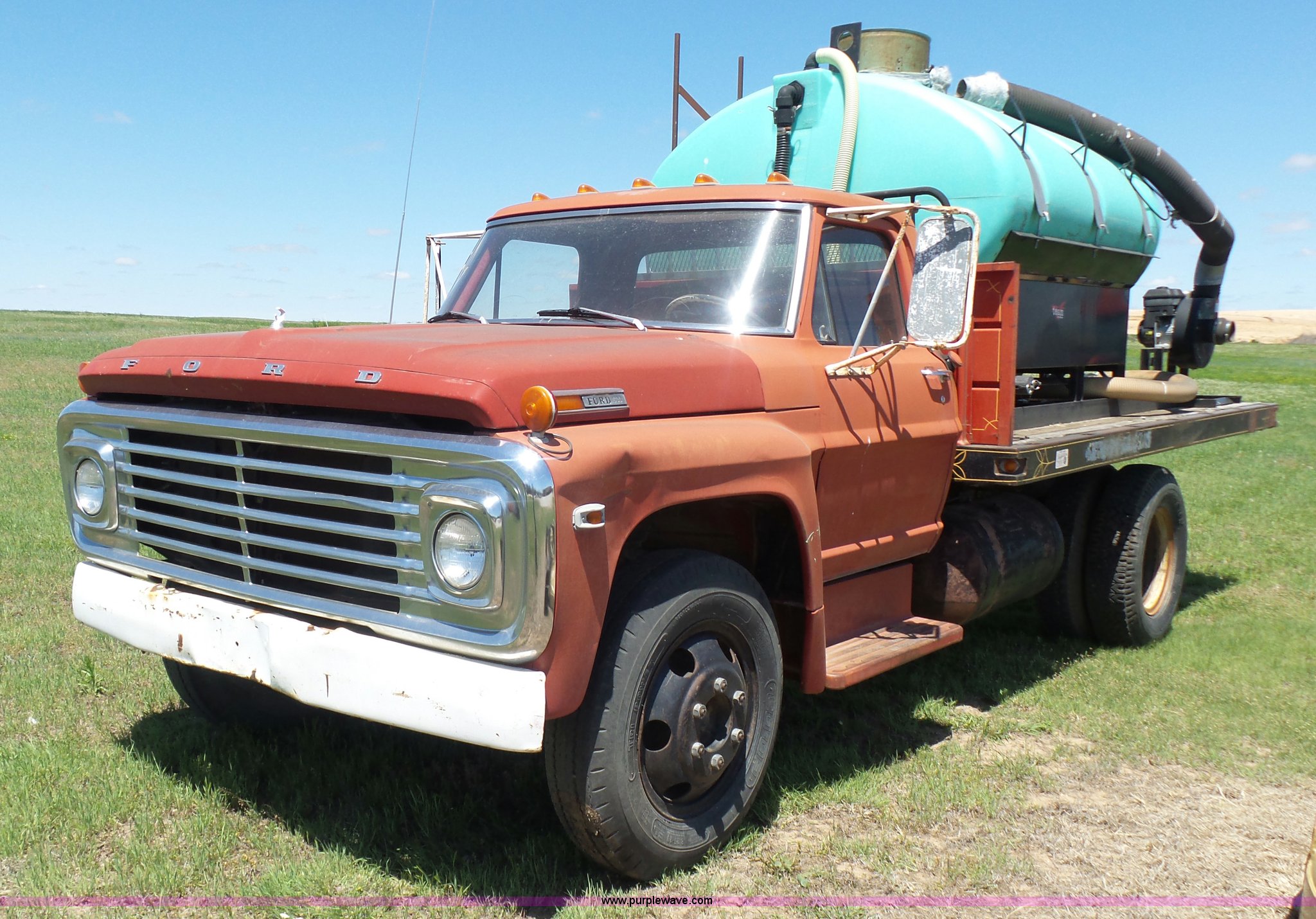 1972 Ford F600 flatbed truck in Pratt, KS Item BY9262 sold Purple Wave