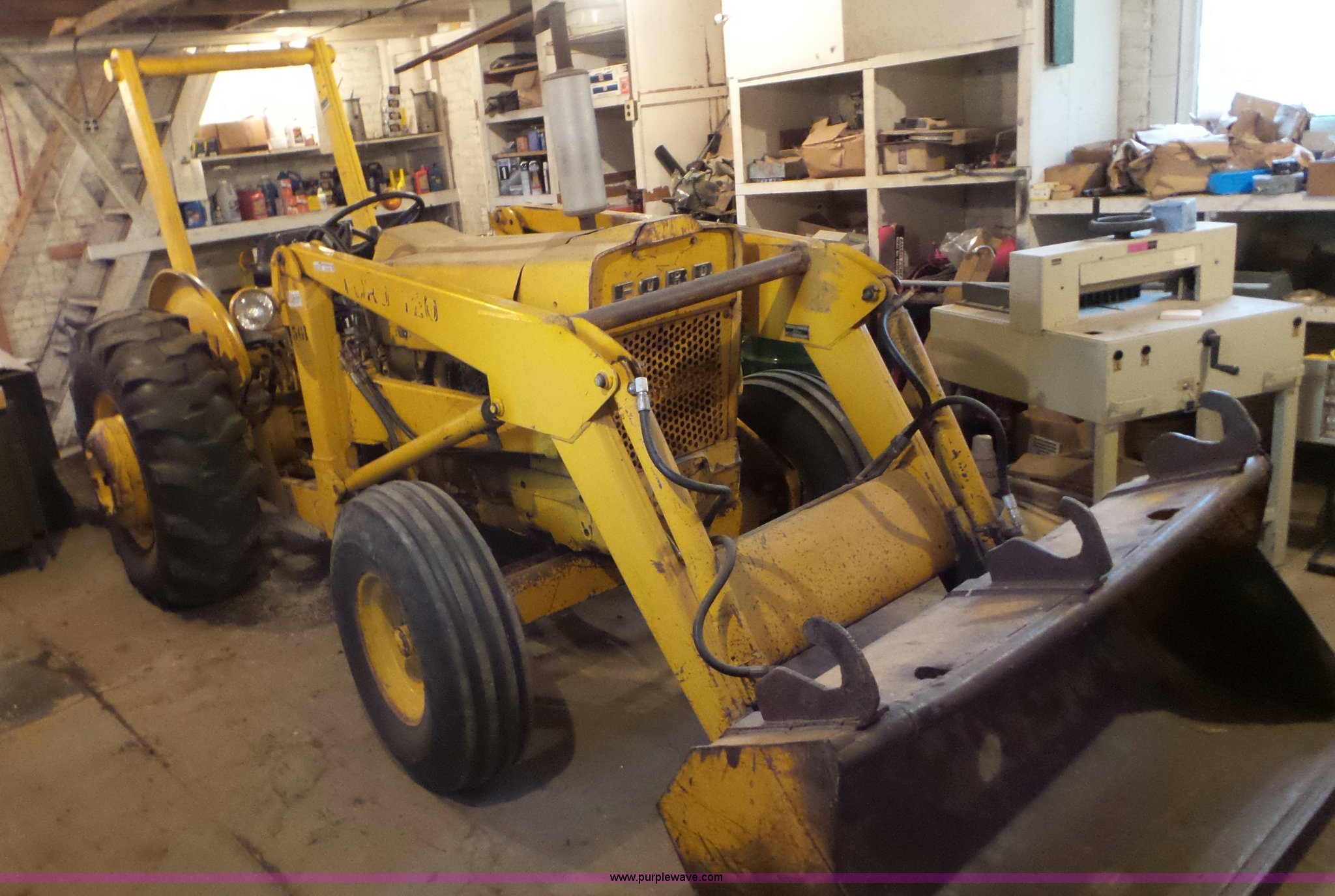 1976 Ford 420 tractor in Pratt, KS Item CD9938 sold Purple Wave