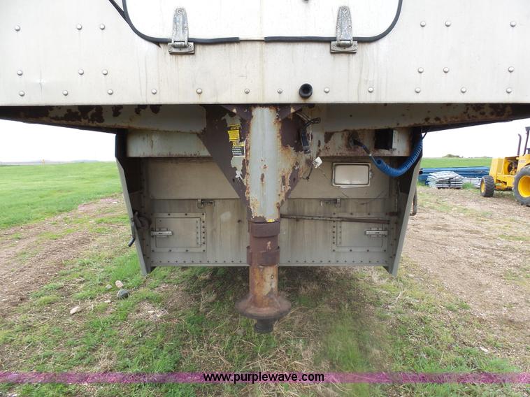 image for item AL9185 2004 Wilson Super Star livestock trailer