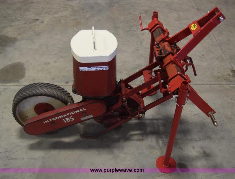 image for item BH9246 International 185 planter