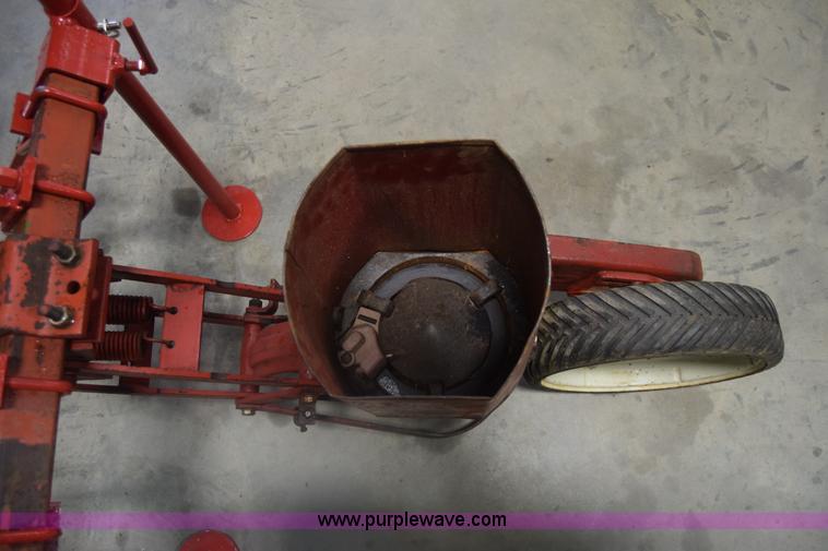 image for item BH9246 International 185 planter