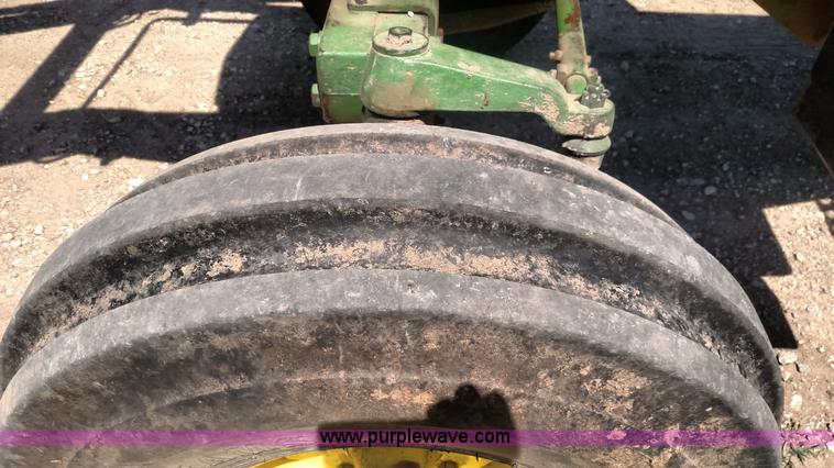 image for item BY9250 1976 John Deere 4430 tractor