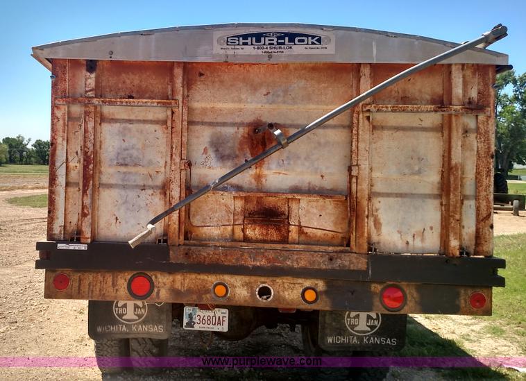 image for item BY9251 1975 Ford F600 grain truck
