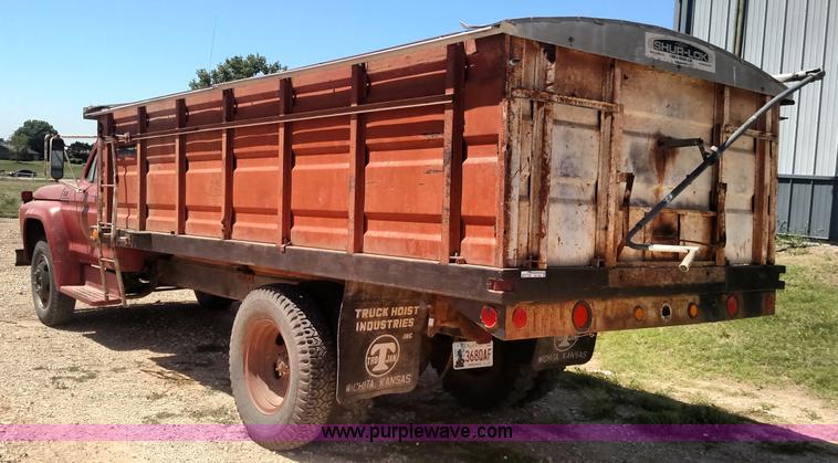 image for item BY9251 1975 Ford F600 grain truck