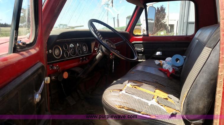 image for item BY9251 1975 Ford F600 grain truck