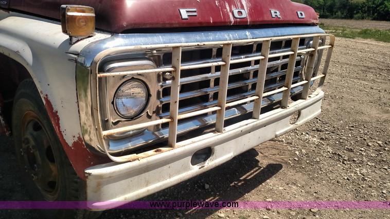 image for item BY9251 1975 Ford F600 grain truck