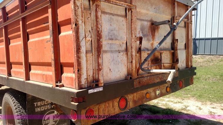 image for item BY9251 1975 Ford F600 grain truck