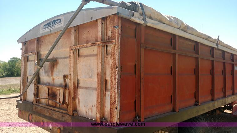 image for item BY9251 1975 Ford F600 grain truck