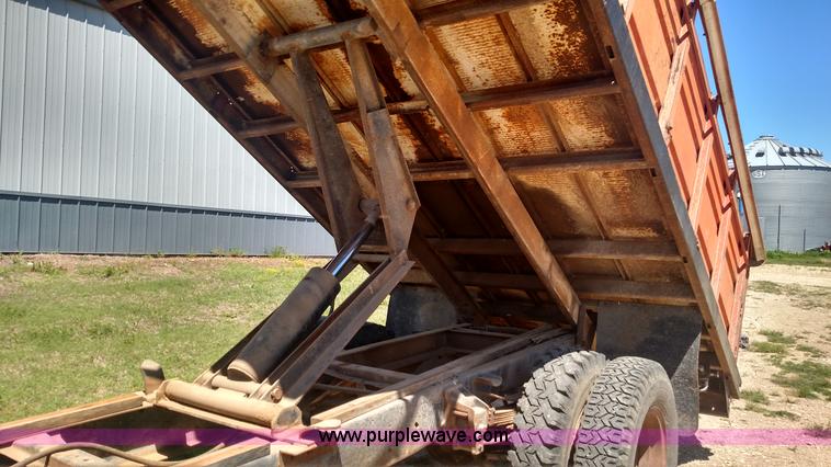 image for item BY9251 1975 Ford F600 grain truck