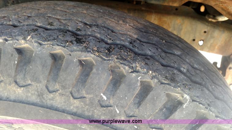 image for item BY9251 1975 Ford F600 grain truck