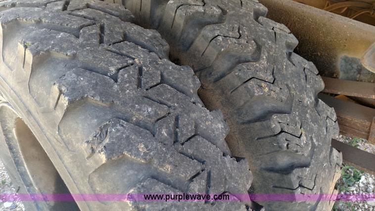 image for item BY9251 1975 Ford F600 grain truck