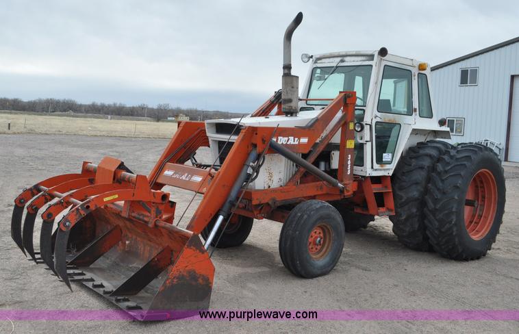 image for item G7279 1975 Case 1370 tractor