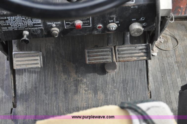 image for item G7279 1975 Case 1370 tractor