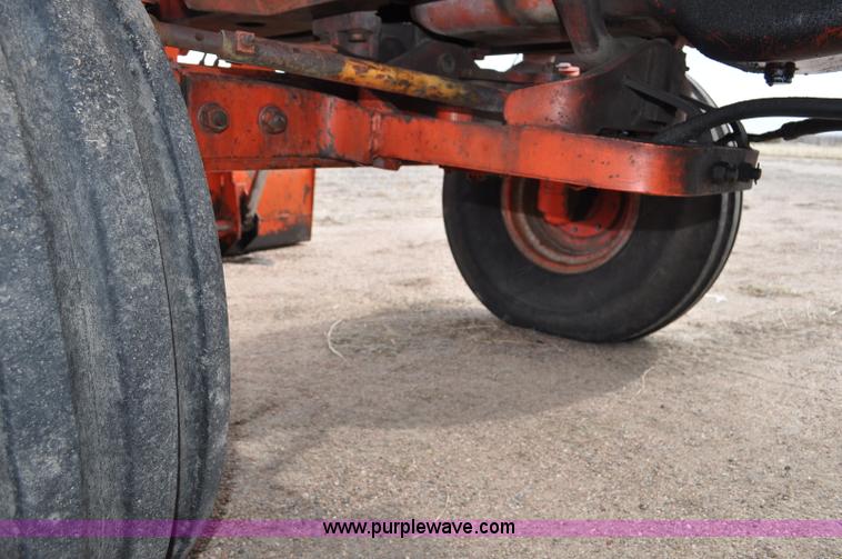 image for item G7279 1975 Case 1370 tractor