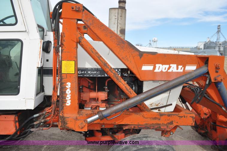 image for item G7279 1975 Case 1370 tractor