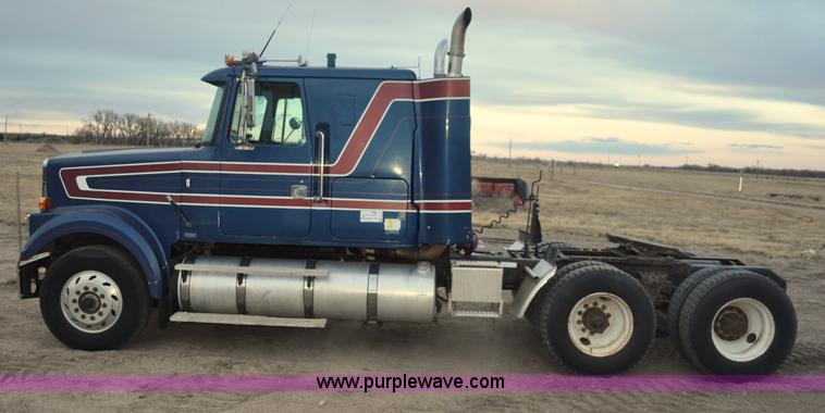 image for item G7281 1985 Volvo White GMC semi truck