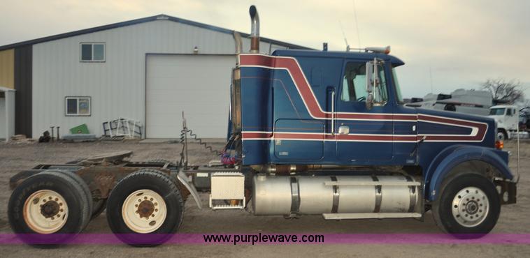 image for item G7281 1985 Volvo White GMC semi truck