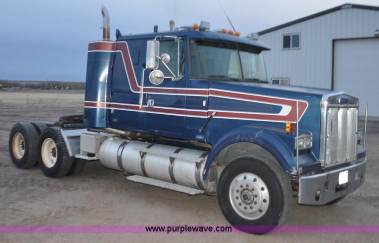 image for item G7281 1985 Volvo White GMC semi truck