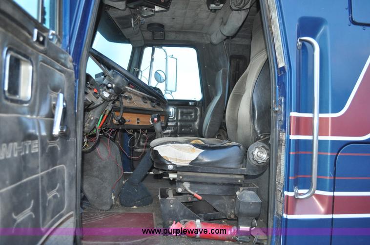 image for item G7281 1985 Volvo White GMC semi truck