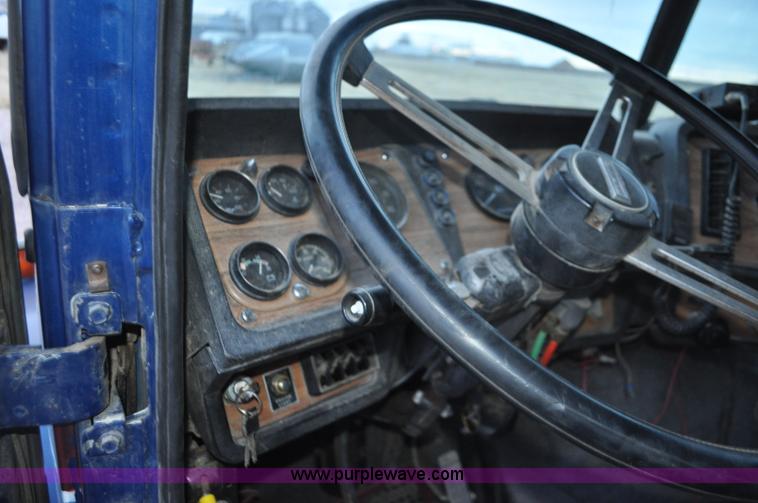 image for item G7281 1985 Volvo White GMC semi truck