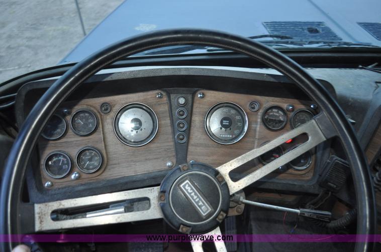 image for item G7281 1985 Volvo White GMC semi truck