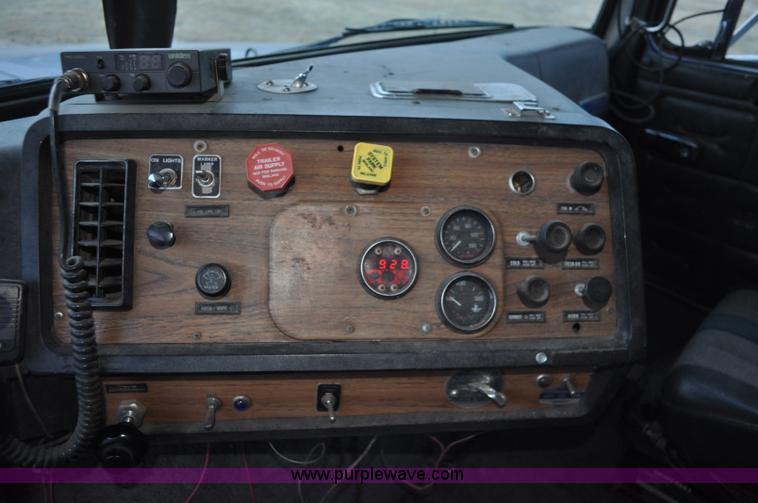 image for item G7281 1985 Volvo White GMC semi truck