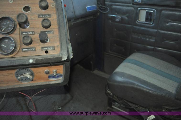 image for item G7281 1985 Volvo White GMC semi truck