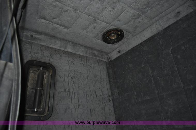 image for item G7281 1985 Volvo White GMC semi truck